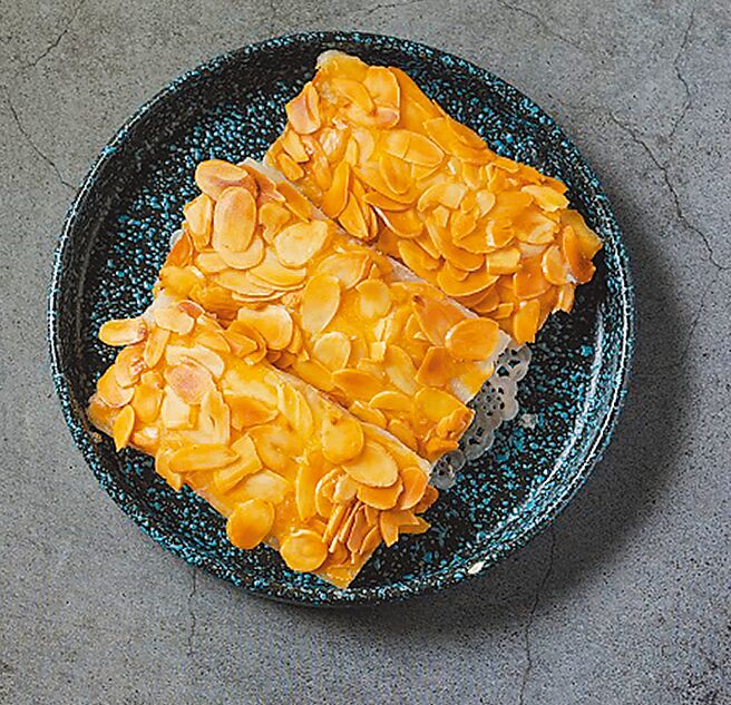 「生汁明蝦卷」杏仁薄片的香氣搭配彈牙的澎湖明蝦，是非吃不可的港點之一。（神旺潮品集．忠孝店提供）