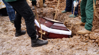 連3天夢到亡妻求救 鰥夫破墓開棺 遺體竟然不見了