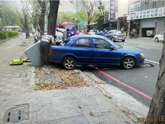 男倒車失控一路暴衝！8旬翁遭夾變電箱慘死