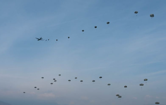 美陸軍173空降旅首創「全女性」跳傘    創下空降部隊世界紀錄