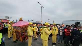 粉紅超跑鑾轎入大甲萬眾相隨 沿途熱情喊加油