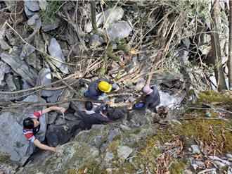 大鹿林道東線坍方 保警、雪管處驚險救援20山友下山