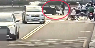 百萬轎車斑馬線撞娃娃車  2歲童腦震盪駕駛辯不知碰撞