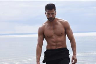 義大利型男「母女通吃」 沙灘全裸享受禁忌快感