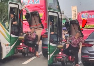 行動神主牌逆向閃轎車！天篷卡遊覽車後照鏡「翹雙輪」阿嬤驚呆