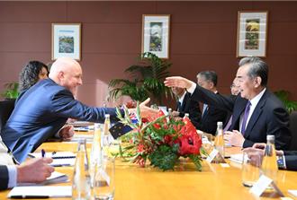 會見紐西蘭總理 王毅籲抵制冷戰思維、單邊主義