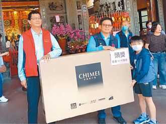 台中 潭水亭擲筊賽 湧1500人試手氣