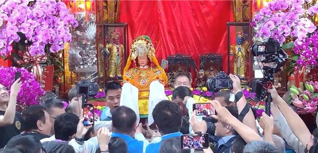 恭迎媽祖登轎。（摘自拱天宮直播／李京昇苗栗傳真）