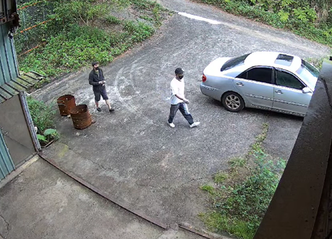 500萬限量公仔才被偷2嫌再度上門，「瘋狂大叔」怒公布畫面。(翻攝自瘋狂大叔臉書)