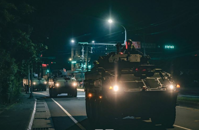 584旅聯兵3營戰備部隊昨日模擬敵對重要目標實施突襲，運用CM32裝步指揮車、CM33、CM34裝步戰鬥車及各式輪型車輛機動至戰術位置，實施下車戰鬥、搜索。(青年日報提供)