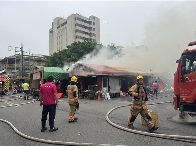 台南市學甲區綿和路上某間知名的虱目魚小吃店，18日一早竄出大量濃煙，消防人員到場後全力灌救。（張明寶提供／張毓翎台南傳真）