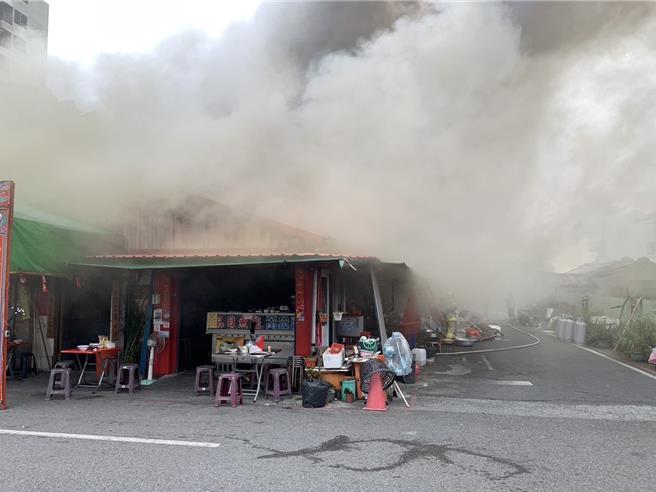 所幸店內員工及客人都及時逃出，未釀人員受傷或受困。（讀者提供／張毓翎台南傳真）
