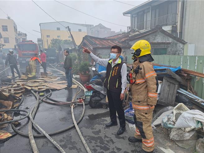 學甲區長張明寶（右二）獲悉後也到場了解關心。（讀者提供／張毓翎台南傳真）
