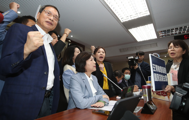 立法院社會福利及衛生環境委員會18日邀請衛福部長薛瑞元、教育部、法務部、內政部警政署就「社會安全網推動情形及策進作為」進行專題報告，會議一開始，藍、綠立委為了開會問題發生爭執，雙方僵持不下。（劉宗龍攝）