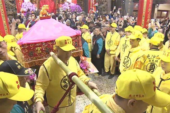 白沙屯妈祖起驾出发。（摘自拱天宫直播）
