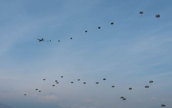 美國陸軍第173空降旅百餘名女性官兵，14日在義大利進行「全女性」跳傘操演，宣揚3月份「女性歷史月」。(翻攝DVIDS)