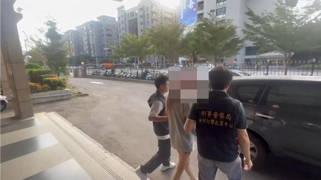 台中市林姓女子（中）异想天开，从泰国进口1公斤大麻，包装成巫毒娃娃以包裹方式寄送来台，遭海关发现会同刑事局中打逮捕林女，讯后依法移送。（警方提供／王煌忠台中传真）