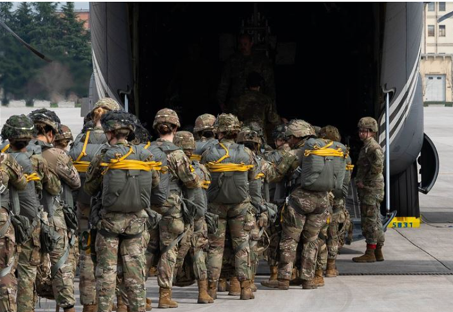 這場演訓從規劃到操演全為女性，透過縝密的任務規劃，彰顯女性主官對女傘兵執行任務的重視。(翻攝自美國陸軍官網)