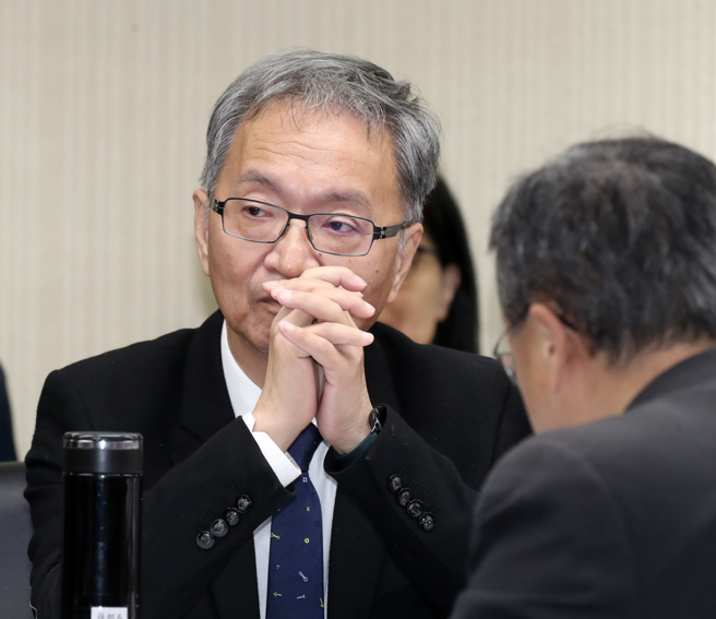 立法院社会福利及卫生环境委员会18日邀请卫福部长薛瑞元、教育部、法务部、内政部警政署就「社会安全网推动情形及策进作为」进行专题报告，会议一开始，蓝、绿立委为了开会问题发生争执，会议一度停摆，卫福部长薛瑞元（图）坐在位子上等待。（刘宗龙摄）