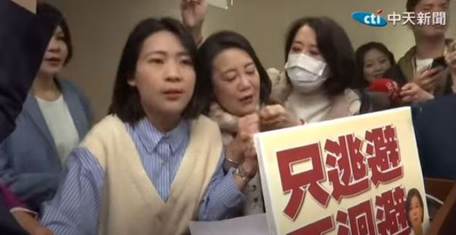 衛環委員會，藍綠立委發生衝突。（取自中天新聞）