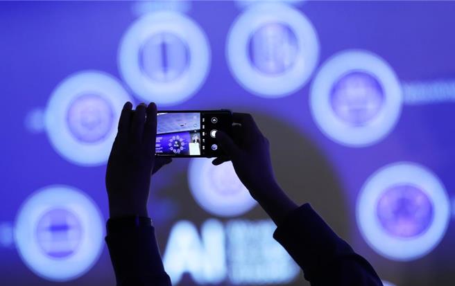 面对美国的遏制，大陆学者呼吁，AI发展要克服外部限制，加快自主创新，推动人工智慧与经济社会深度融合。（摘自新华社）