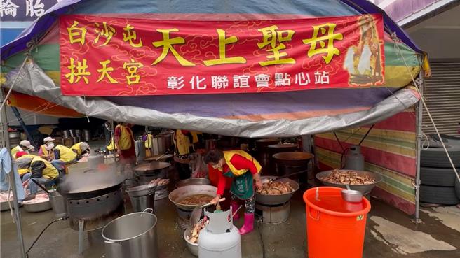 苗栗县通霄镇白沙屯拱天宫妈祖18日进香启程，白沙屯妈祖彰化市联谊会也开始动员超过60名义工烹煮7000人份的餐食。（孙英哲摄）