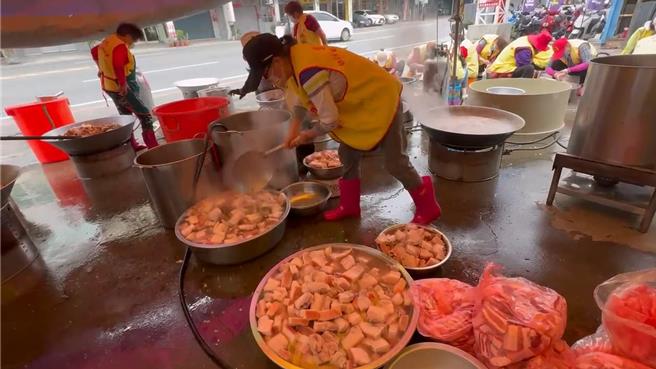苗栗县通霄镇白沙屯拱天宫妈祖18日进香启程，白沙屯妈祖彰化市联谊会也开始动员超过60名义工烹煮7000人份的餐食。（孙英哲摄）