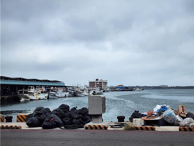 2024年3月18日澎湖縣／澎湖虎井駐軍將軍用野戰口糧當垃圾丟，澎防部將檢討追究。十餘袋裝滿軍用口糧的黑色垃圾袋，就放在馬公第三漁港邊，與其他垃圾和回收物，等候清潔隊清運。（許逸民攝）