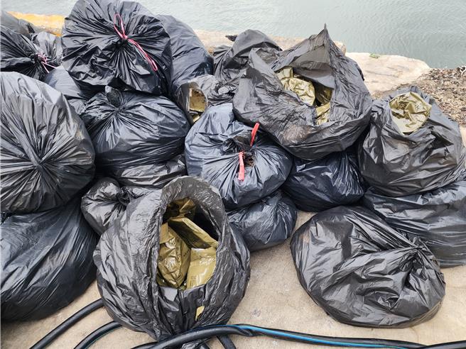 2024年3月18日澎湖縣／澎湖虎井駐軍將軍用野戰口糧當垃圾丟，澎防部將檢討追究。裝滿軍用口糧的黑色垃圾袋，記者隨機拆開察看就好幾袋。（許逸民攝）