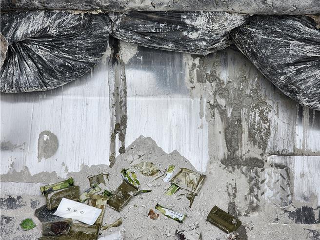 2024年3月18日澎湖縣／澎湖虎井駐軍將軍用野戰口糧當垃圾丟，澎防部將檢討追究。經垃圾車壓縮後，還有些軍用口糧掉下來。（許逸民攝）