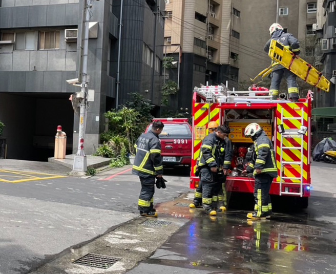 警消赶抵救援。（图 / 刘咏韵翻摄）