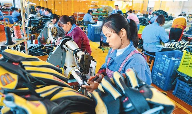 製造業會否供過於求？大陸國家統計局：要防止低效、無效投資。（中新社）