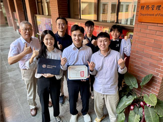 「特许金融分析师证照」（Chartered Financial Analyst）有金融圈「黄金证照」美誉，CFA协会举办全英语全球校园投资研究竞赛，国立中山大学财务管理学系硕士班团队从台湾大学、中央大学、台北大学等强队中脱颖而出、一举摘金，4月将代表台湾出战亚太区分区半决赛，与中日韩名校共11支队伍一较高下。（国立中山大学提供／袁庭尧高雄传真）