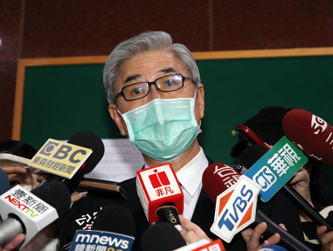 立法院财政委员会18日邀请金管会主委黄天牧（图）率台湾证券交易所股份有限公司林董事长、财团法人中华民国证券柜台买卖中心陈董事、中央银行分别就「从ETF热卖看政府如何健全投资管道引导民间游资，避免热钱过度投入房市」进行专题报告，黄天牧（图）于会前受访。（刘宗龙摄）