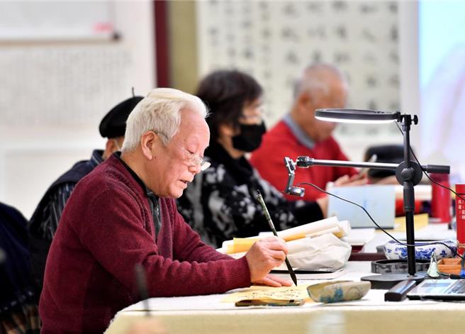 全球知名顾问公司Frost ＆ Sullivan预计中国老年学习市场在2027年前将每年增加34％，达到168亿美元规模。（摘自新华社）