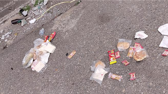 有网友发现善心物资被人糟蹋。（民眾提供／李京升苗栗传真）