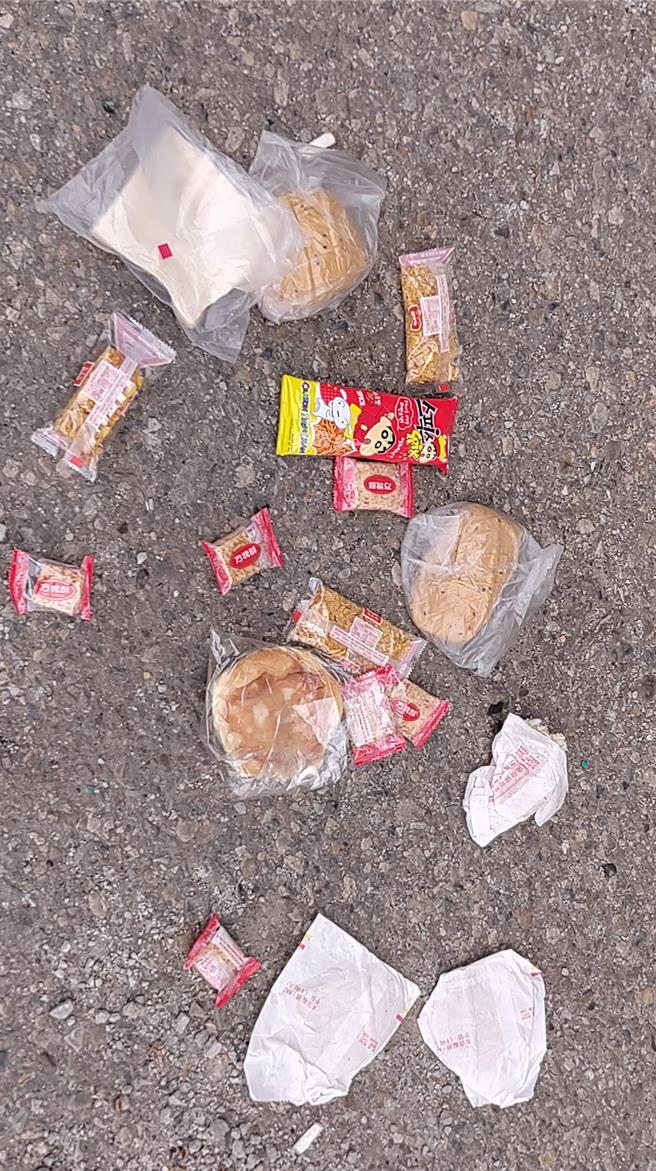 善心物资遭乱丢。（民眾提供／李京升苗栗传真）