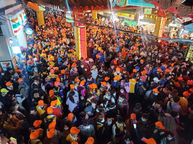 白沙屯妈祖进香今(18)日凌晨起跑，万名信眾追随。(游定刚拍摄)