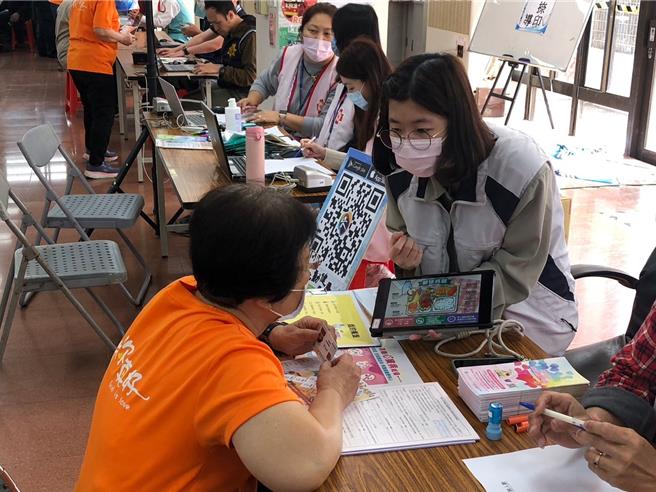 今天的活動在現場提供長輩諮詢服務。（呂健豪攝）