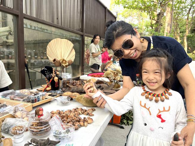 「植物小學堂」展出各種植物種子及志工巧手製作的植物藝品及DIY體驗加深學習印象（圖片來源：高雄市觀光局提供）