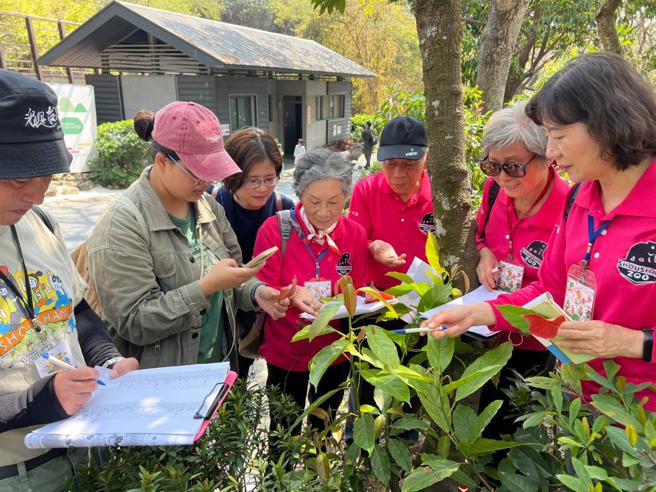 動物園志工為園區植物點名，青銀共學籌備植物地圖資料（圖片來源：高雄市觀光局提供）