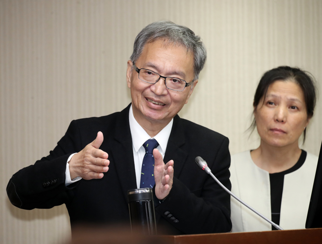 立法院社會福利及衛生環境委員會18日邀請衛福部長薛瑞元（左）、教育部、法務部、內政部警政署就「社會安全網推動情形及策進作為」進行專題報告，並備質詢。（劉宗龍攝）