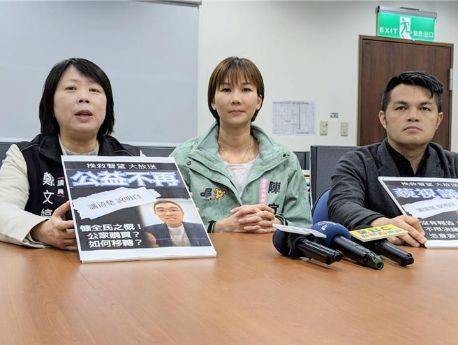 基隆市议会民进党团18日召开记者会，认为市府应将修改后的电动机车补助方案送至议会进行审议。图左起为议员郑文婷、民进党团总召陈宜、议员施伟政。（张志康摄）