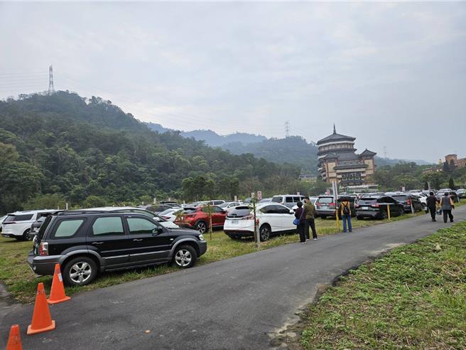 扫墓车潮涌现桃市提供扫墓专车，大溪警祭交管。(大溪警分局提供／吕筱蝉桃园传真)