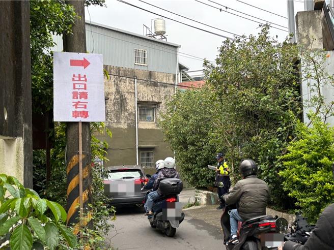 扫墓车潮涌现桃市提供扫墓专车，大溪警祭交管。(大溪警分局提供／吕筱蝉桃园传真)