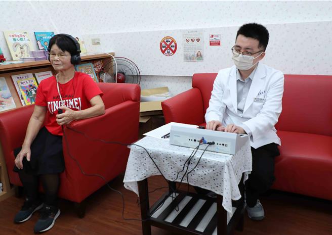 今活動現場安排西平社區發展協會5位長輩接受免費聽力檢測及專業助聽器適配服務。（呂妍庭攝）