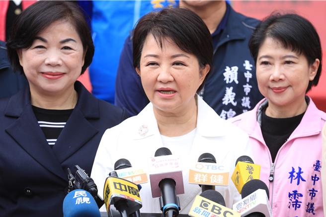 针对电价将调涨，台中市长卢秀燕上午受访表示「应该慎重」。（林欣仪摄）