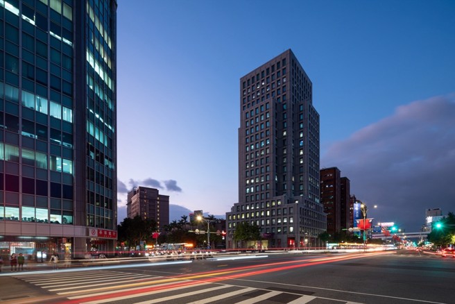 忠孝东路是台北传统蛋黄区的中轴线，其地下板南线，是台北第一条捷运，也是目前流量最大的运输动脉。(图/业者提供)