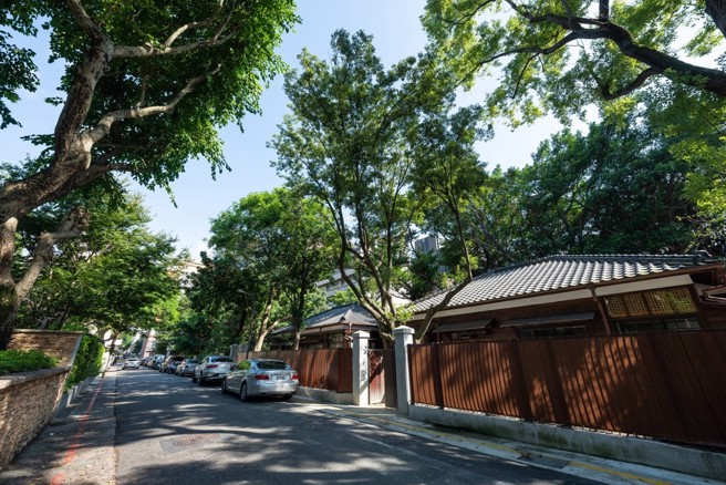 台湾最美丽的风景是人，台北最美丽的风景是巷弄温柔的人文气息。图为齐东老街和台湾文学基地。(图/业者提供)
