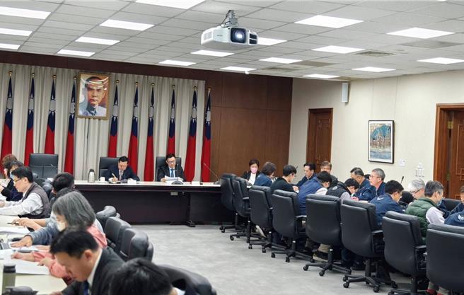 彰化县长王惠美（后排右）与县府团队日前立法院副院长江启臣（后排中）安排下，北上拜会行政院，向行政院副院长郑文灿（后排左）及各部会出席长官争取推动县内各项重大建设。（彰化县政府提供／孙英哲彰化传真）